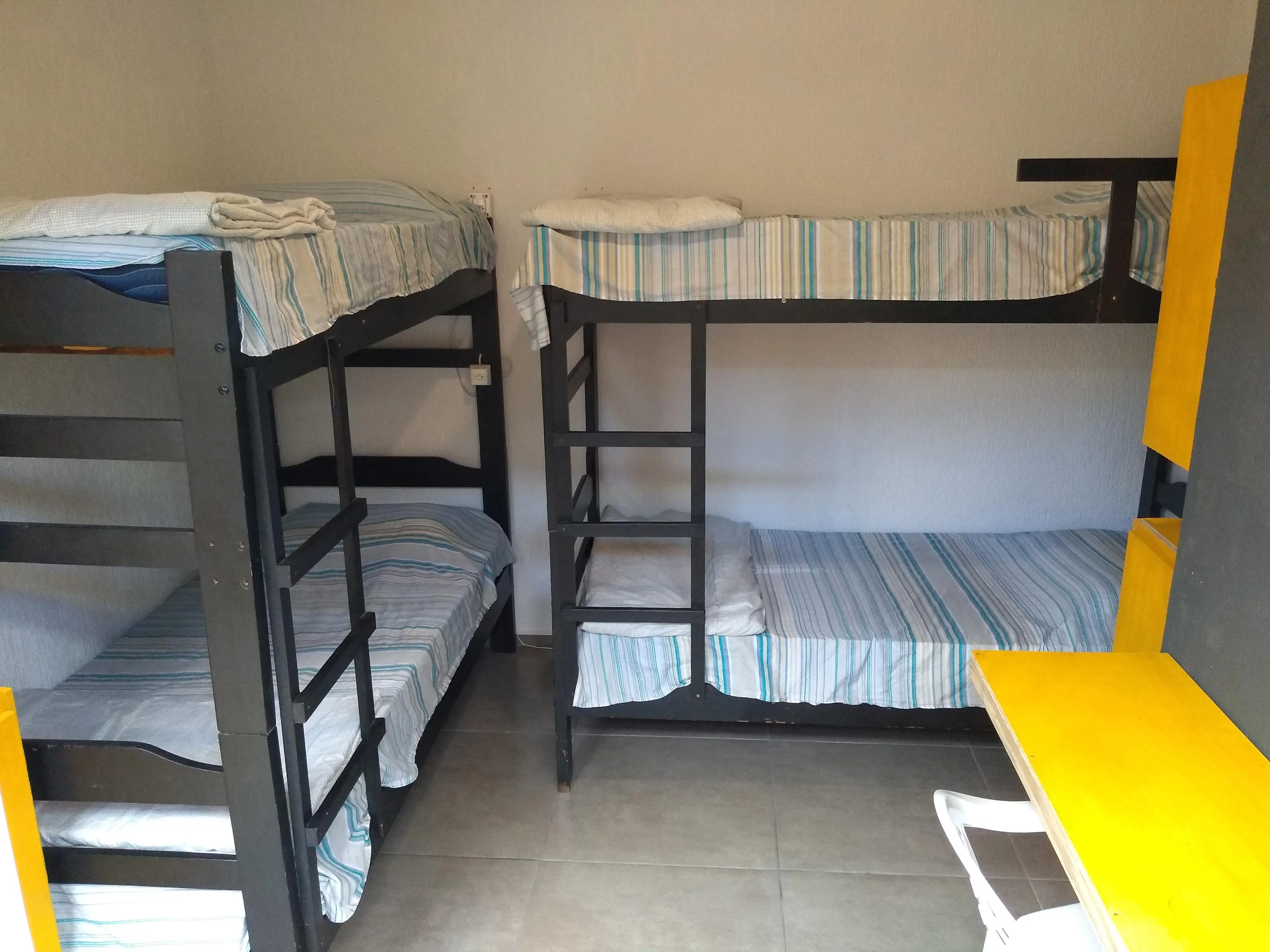Dormitório com quatro camas