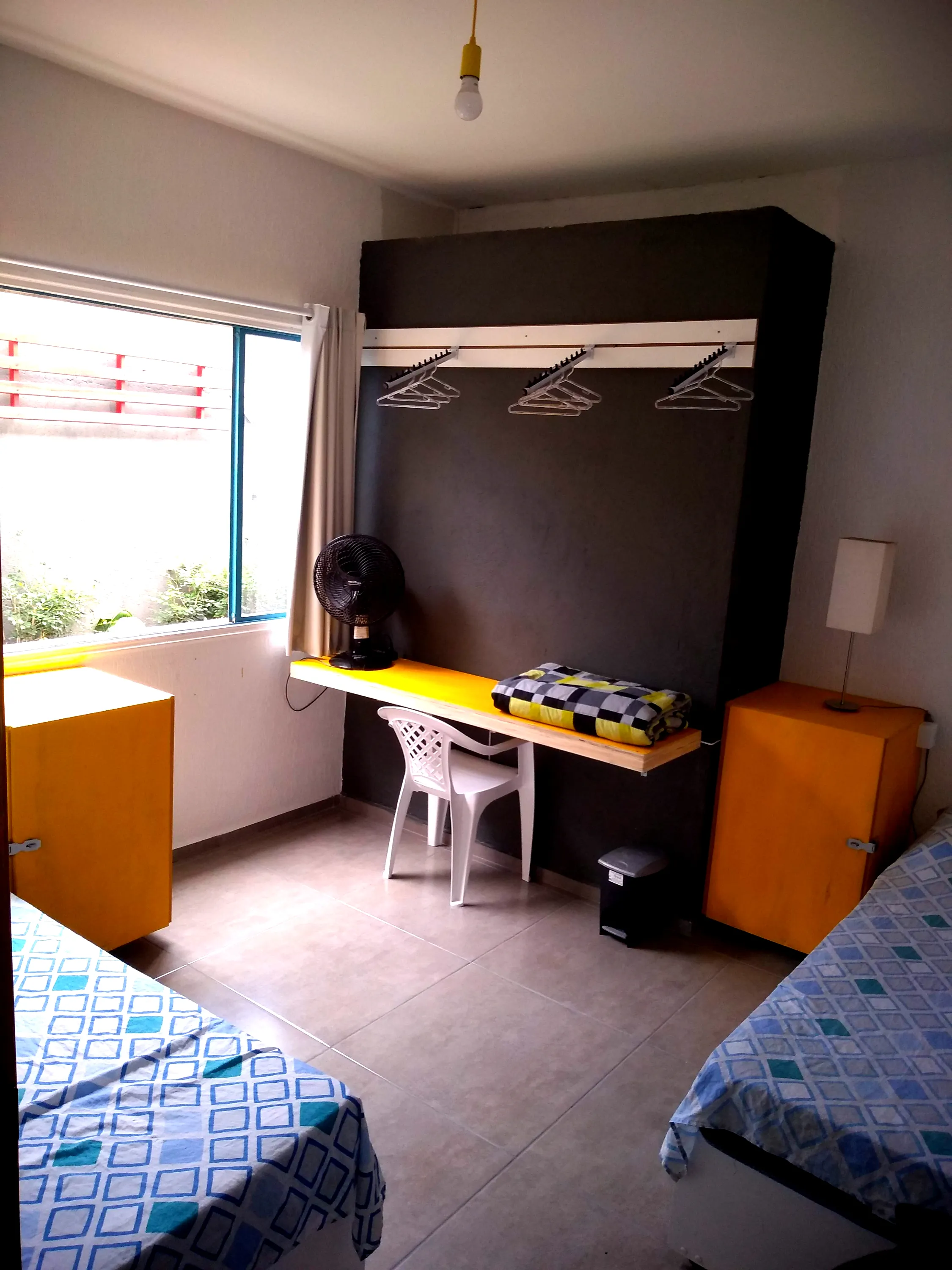 Quarto privado com escrivaninha