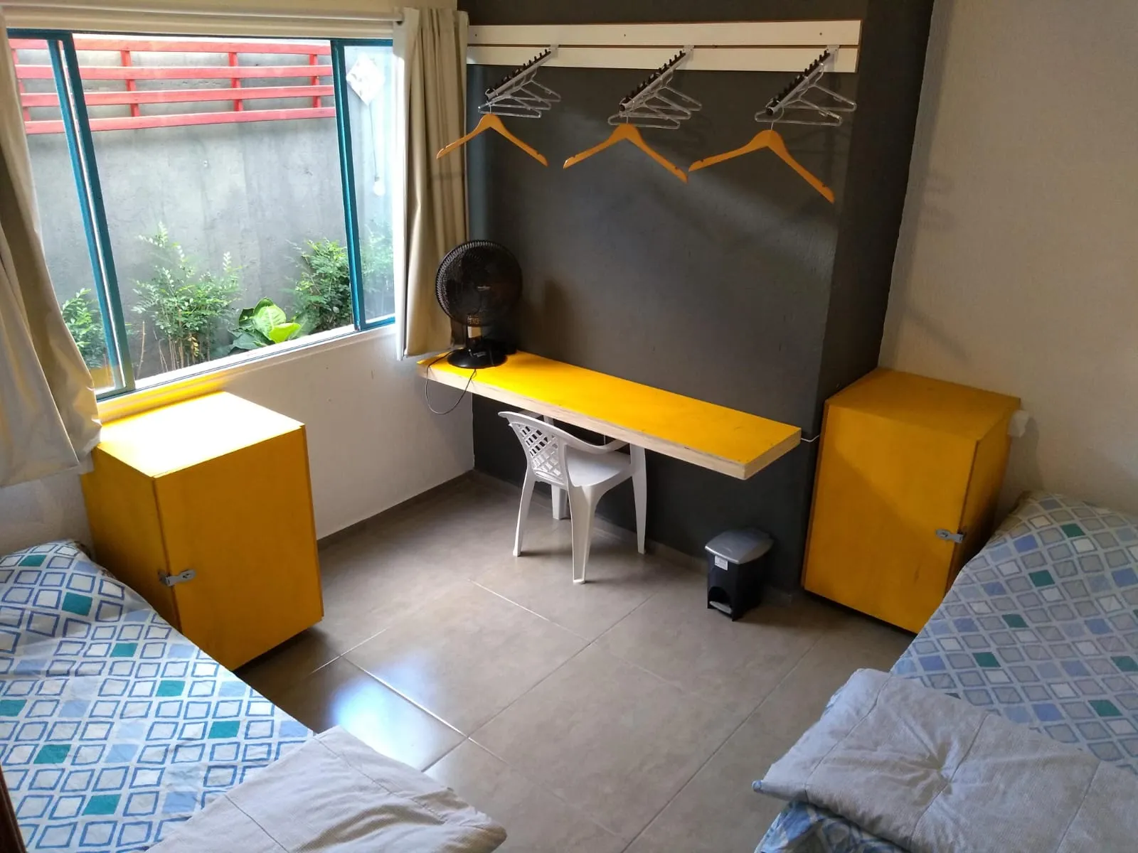 Quarto duplo com área de trabalho